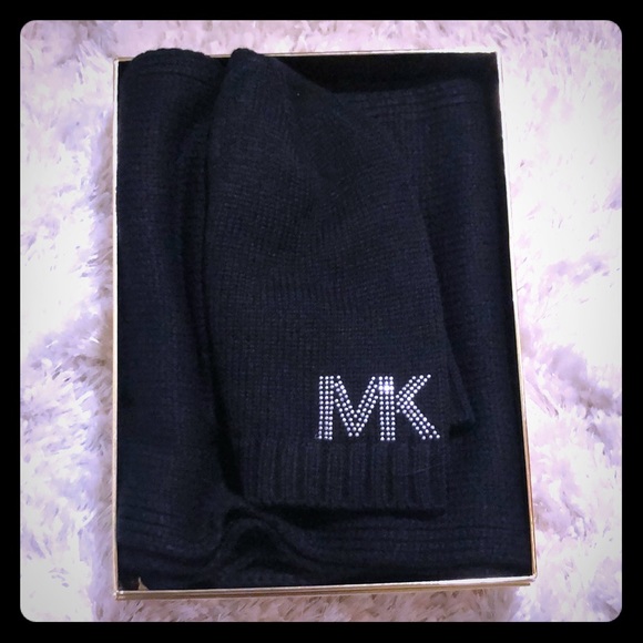 Michael Kors Beanie and Scarf gift box - Picture 1 of 2